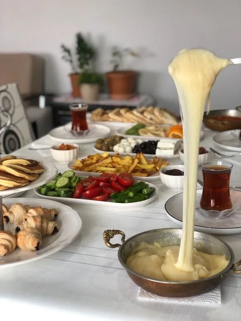 İki Kişilik Kahvaltı Fiyatları: Zincir Restoranlar ve Yerel Mekânlar