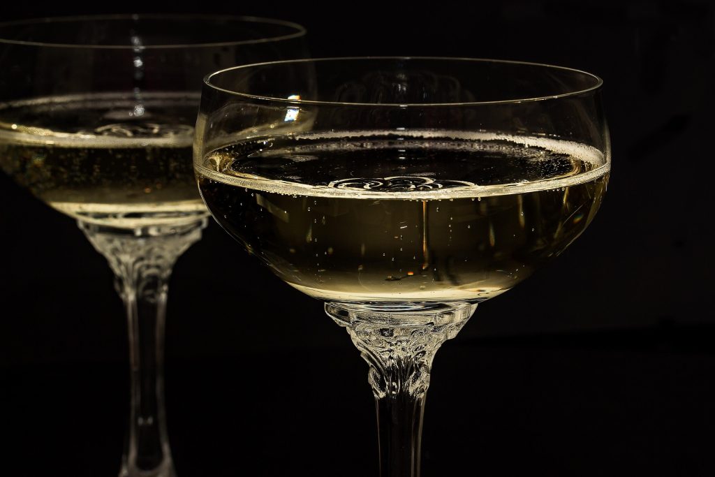 Şampanya mı Prosecco mu Farkları Tat Profilleri ve 2026 Fiyat Karşılaştırması