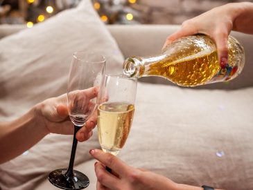 Şampanya mı Prosecco mu Farkları Tat Profilleri ve 2026 Fiyat Karşılaştırması