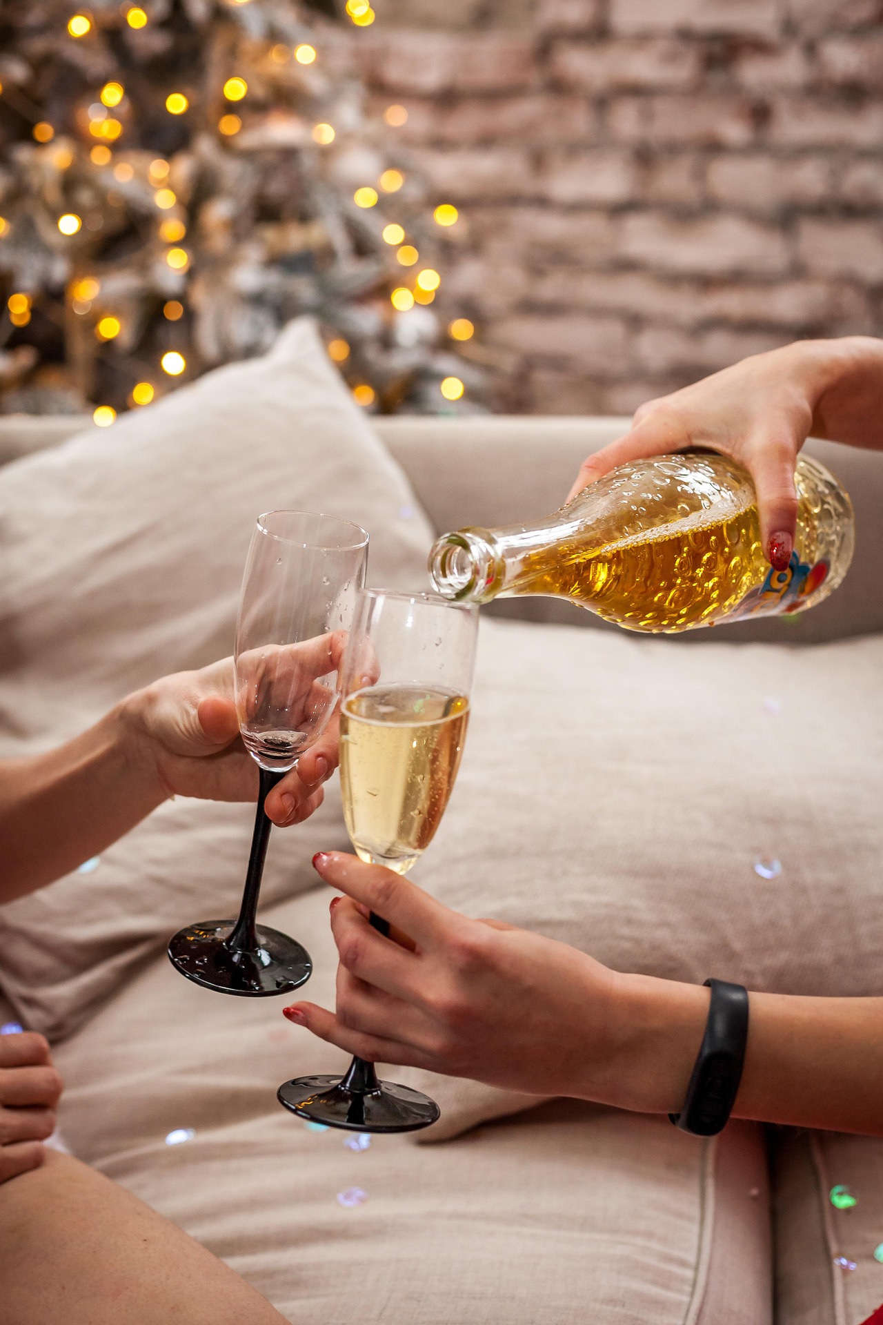 Şampanya mı Prosecco mu Farkları Tat Profilleri ve 2026 Fiyat Karşılaştırması