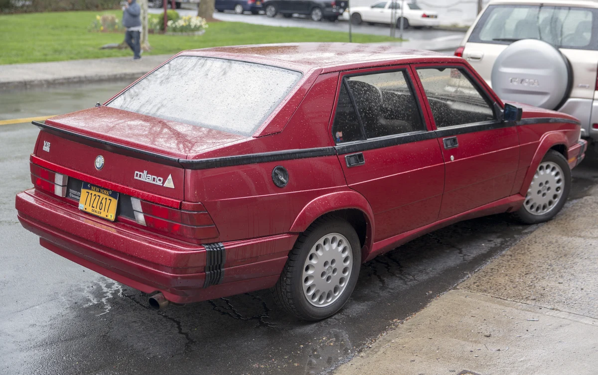 Alfa Romeo Junior Arka Tasarım ve Detay Çizgileri