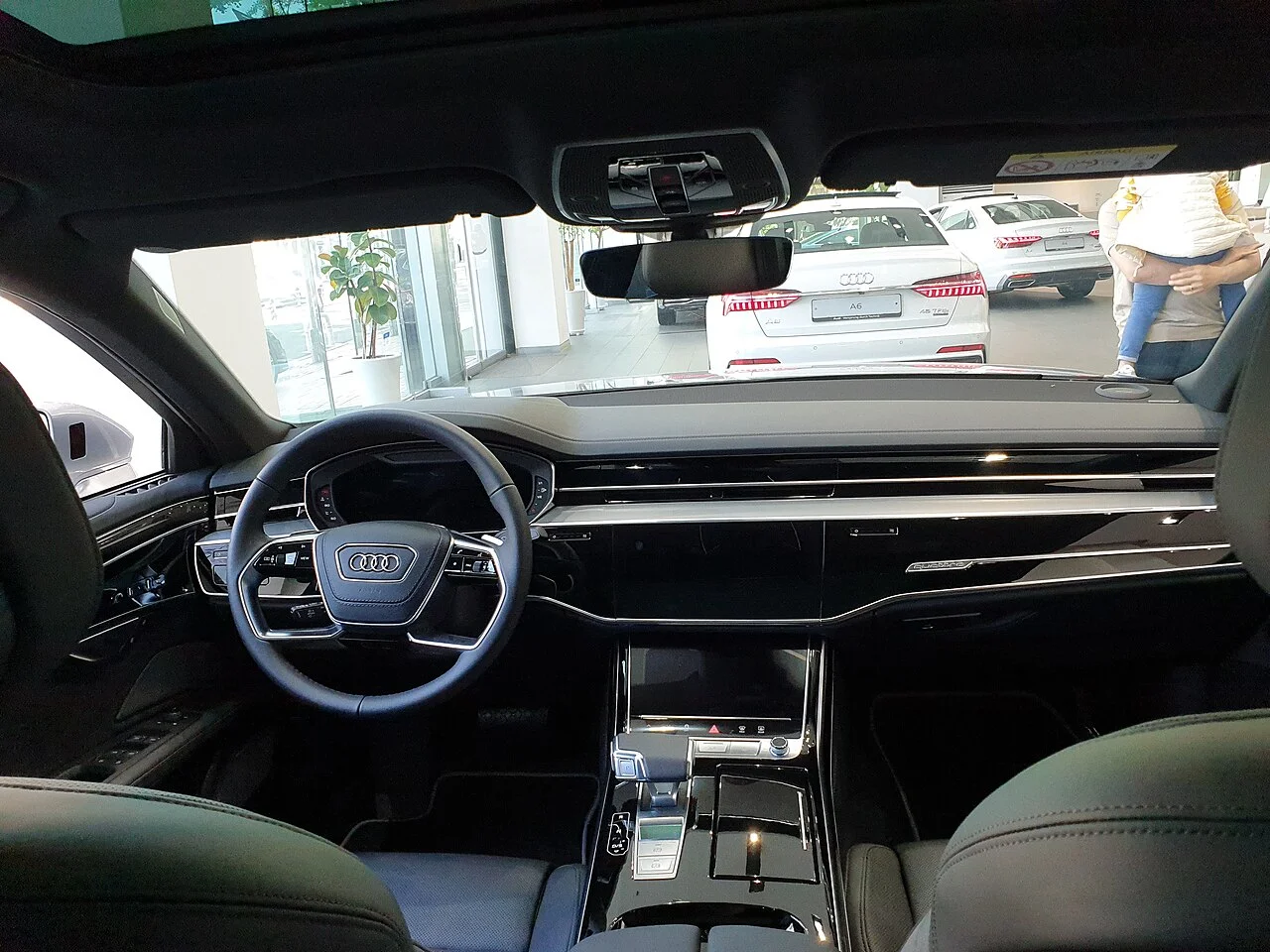 Yeni Audi A8 L İç Mekan ve Birinci Sınıf Makam Konforu