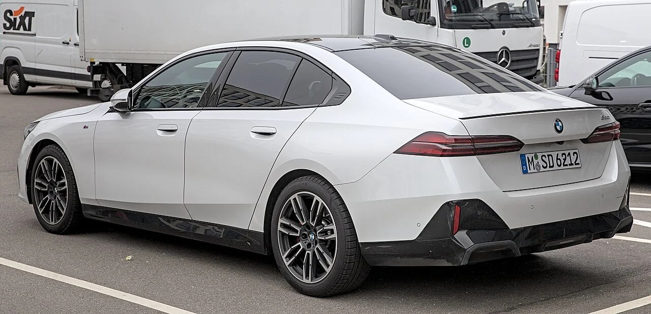 Yeni BMW 5 Serisi Sedan Arka Tasarım ve Bagaj Detayı