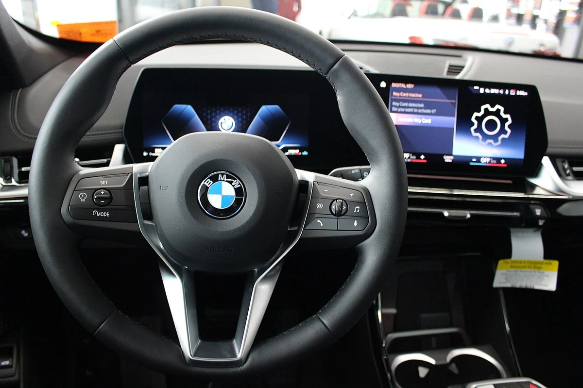 Yeni BMW X1 ve iX1 İç Mekan ve Kokpit Mimarisi