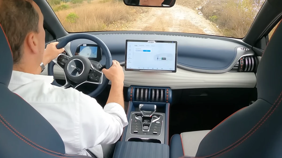 Yeni BYD Atto 3 İç Mekan ve Kokpit Mimarisi