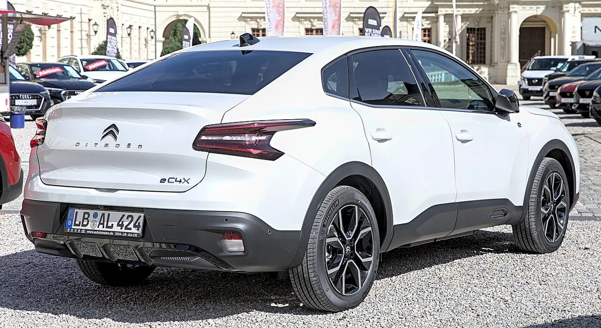 Citroën C4 ve C4 X Arka Tasarım ve Detay Çizgileri