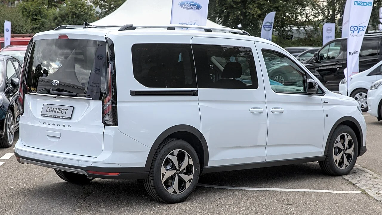Yeni Ford Tourneo Connect Arka Tasarım ve Bagaj Yükleme Alanı
