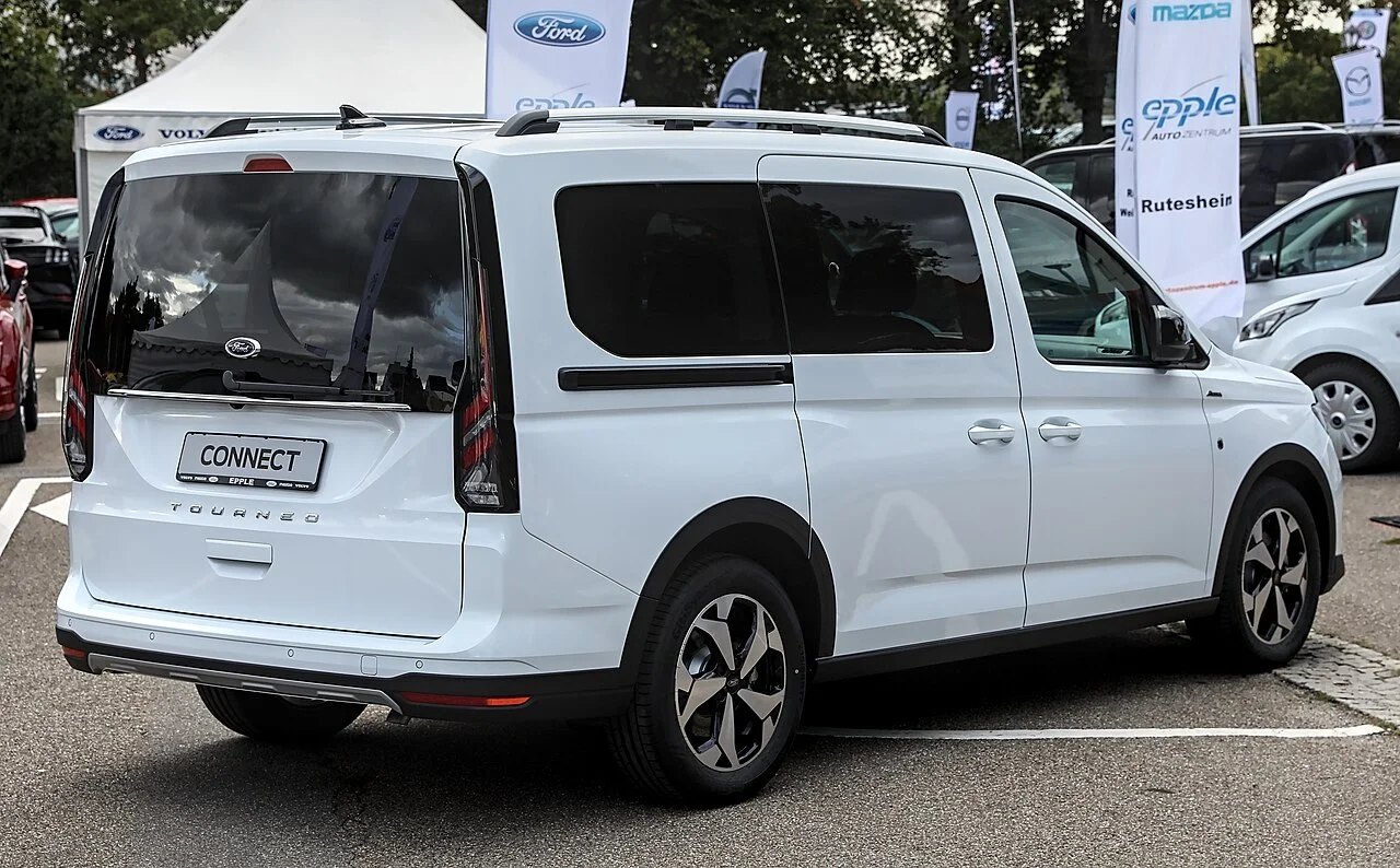 Yeni Ford Tourneo Connect Kokpit ve İç Mekan Konforu