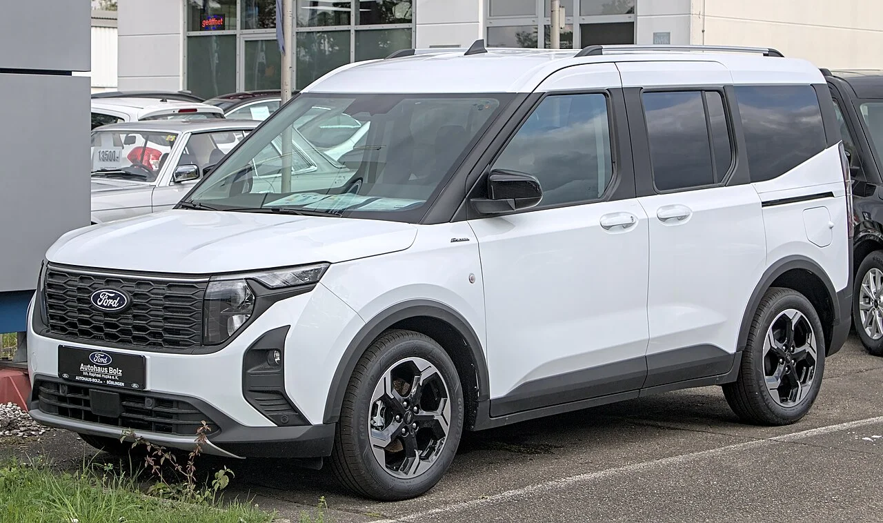 Yeni Ford Tourneo Courier Arka Tasarım ve Bagaj Yükleme Alanı