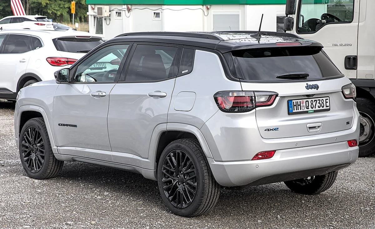 Jeep Compass 4xe ve e-Hybrid Arka Tasarım ve Detay Çizgileri