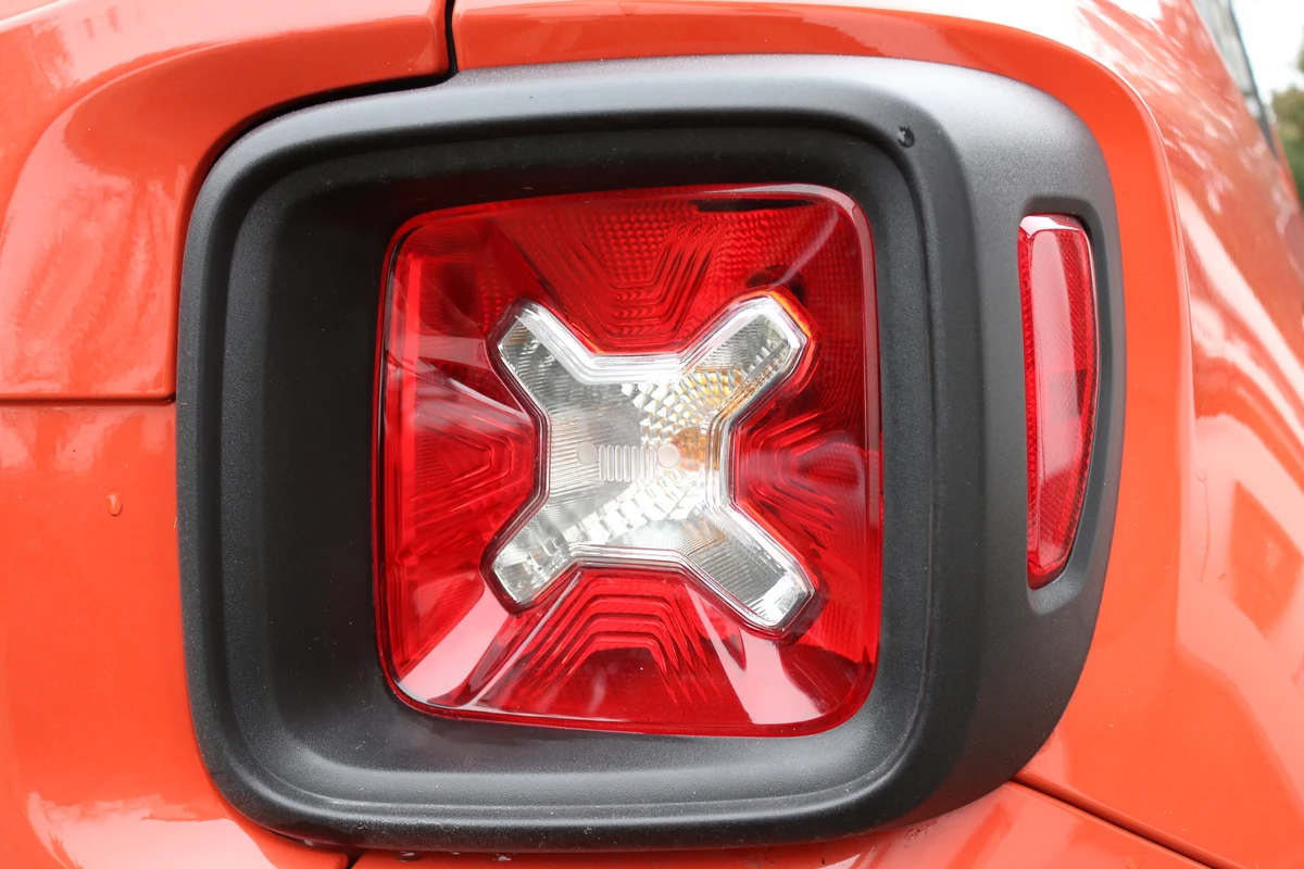 Jeep Renegade Arka Tasarım ve Detay Çizgileri
