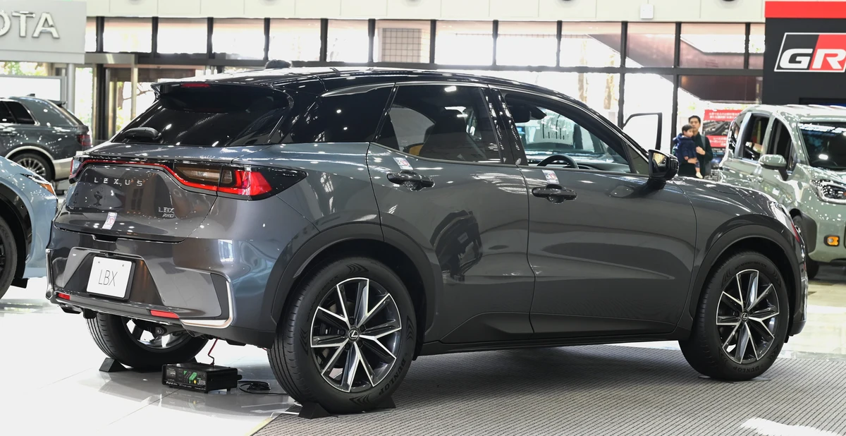 Lexus LBX Arka Tasarım ve Detay Çizgileri