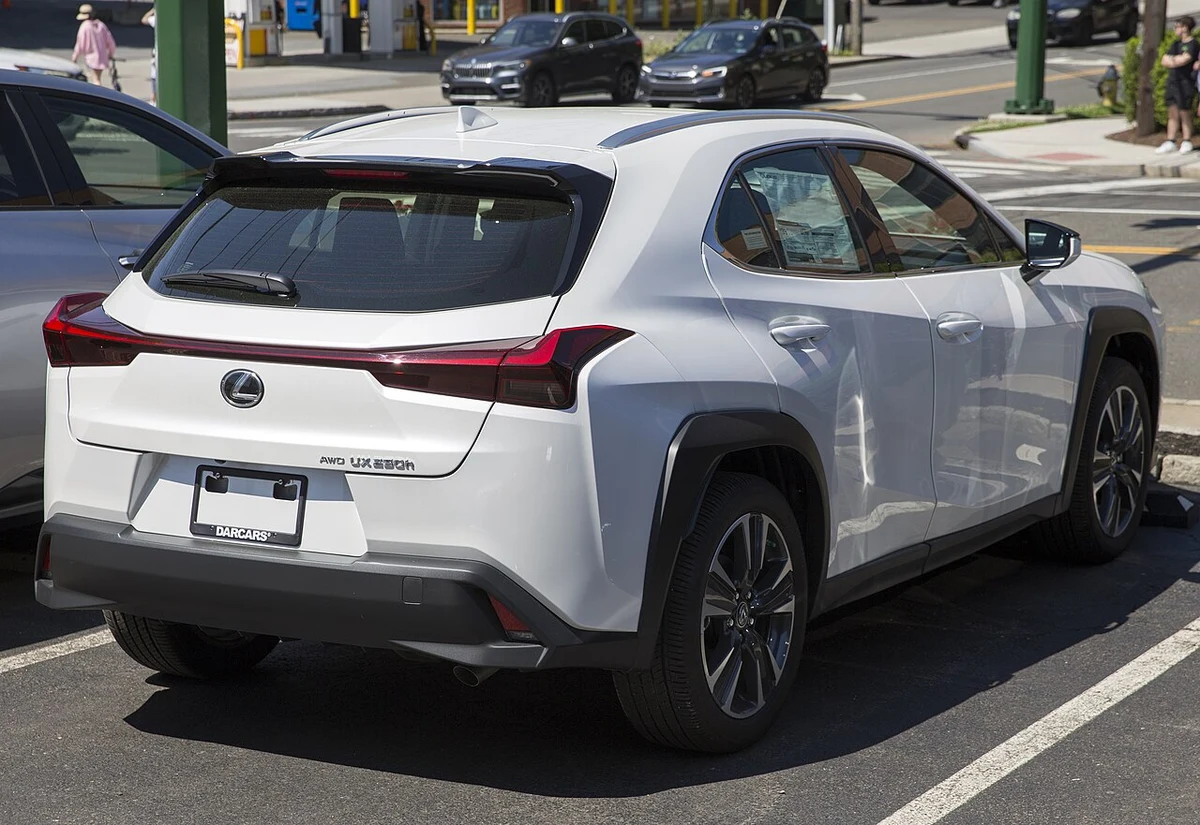 Lexus UX 300h Arka Tasarım ve Detay Çizgileri