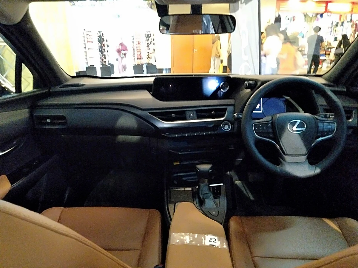 Lexus UX 300h İç Mekan ve Kokpit Mimarisi