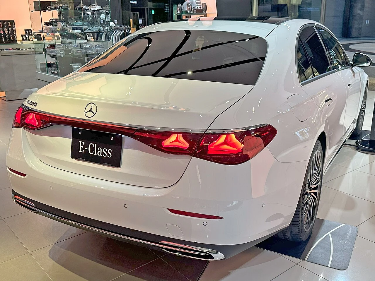 Yeni Mercedes-Benz E-Serisi Arka Tasarım ve Bagaj Detayı