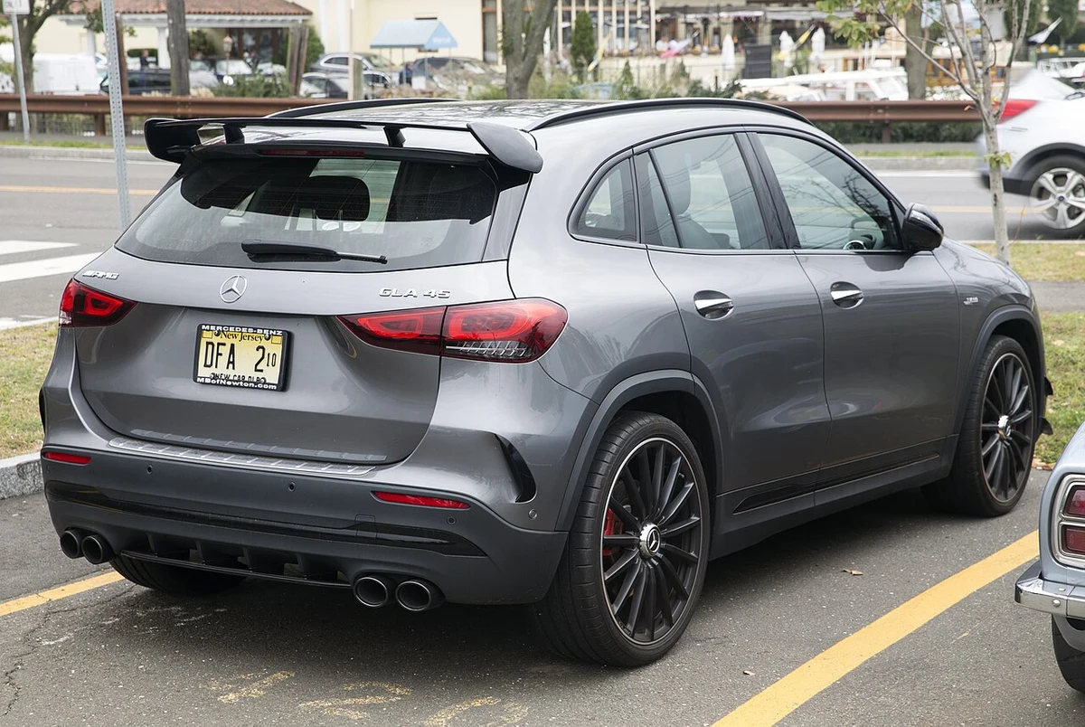 Mercedes-Benz GLA İç Mekan ve Kokpit Mimarisi