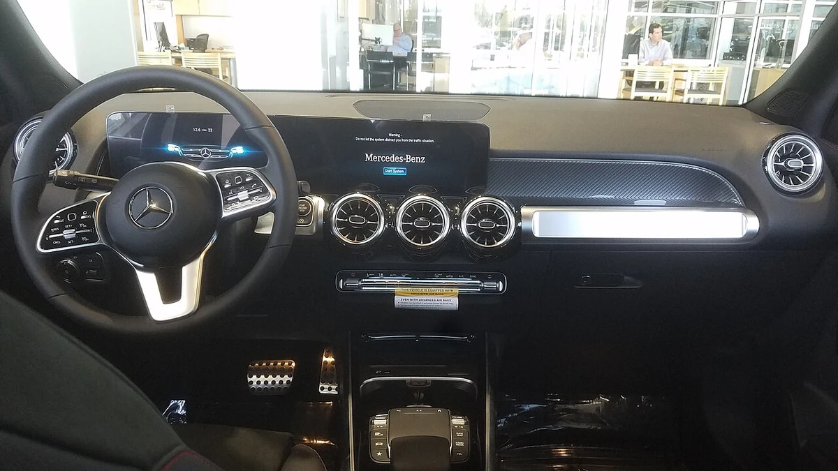 Mercedes-Benz GLB İç Mekan ve Kokpit Mimarisi