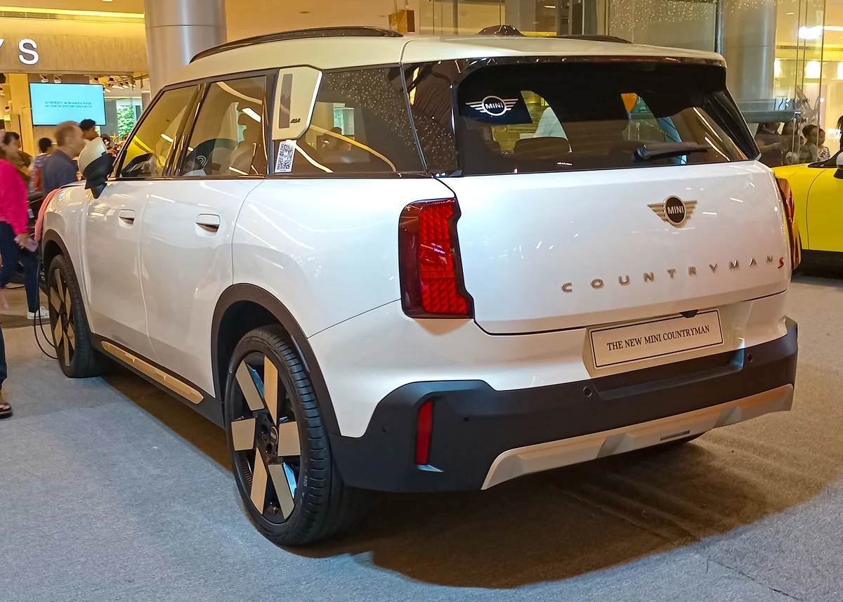 MINI Countryman Arka Tasarım ve Detay Çizgileri