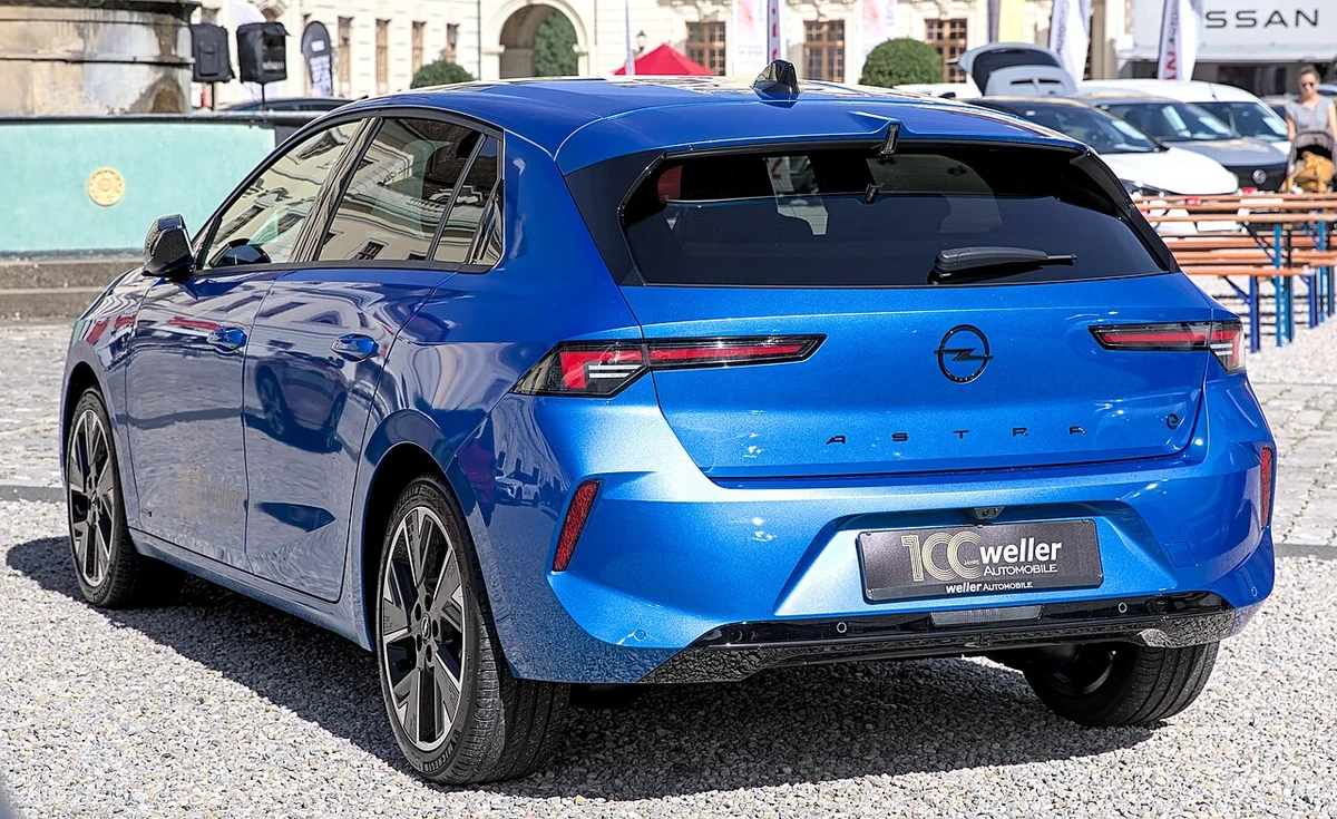 Yeni Opel Astra Arka Tasarım ve Detay Çizgileri