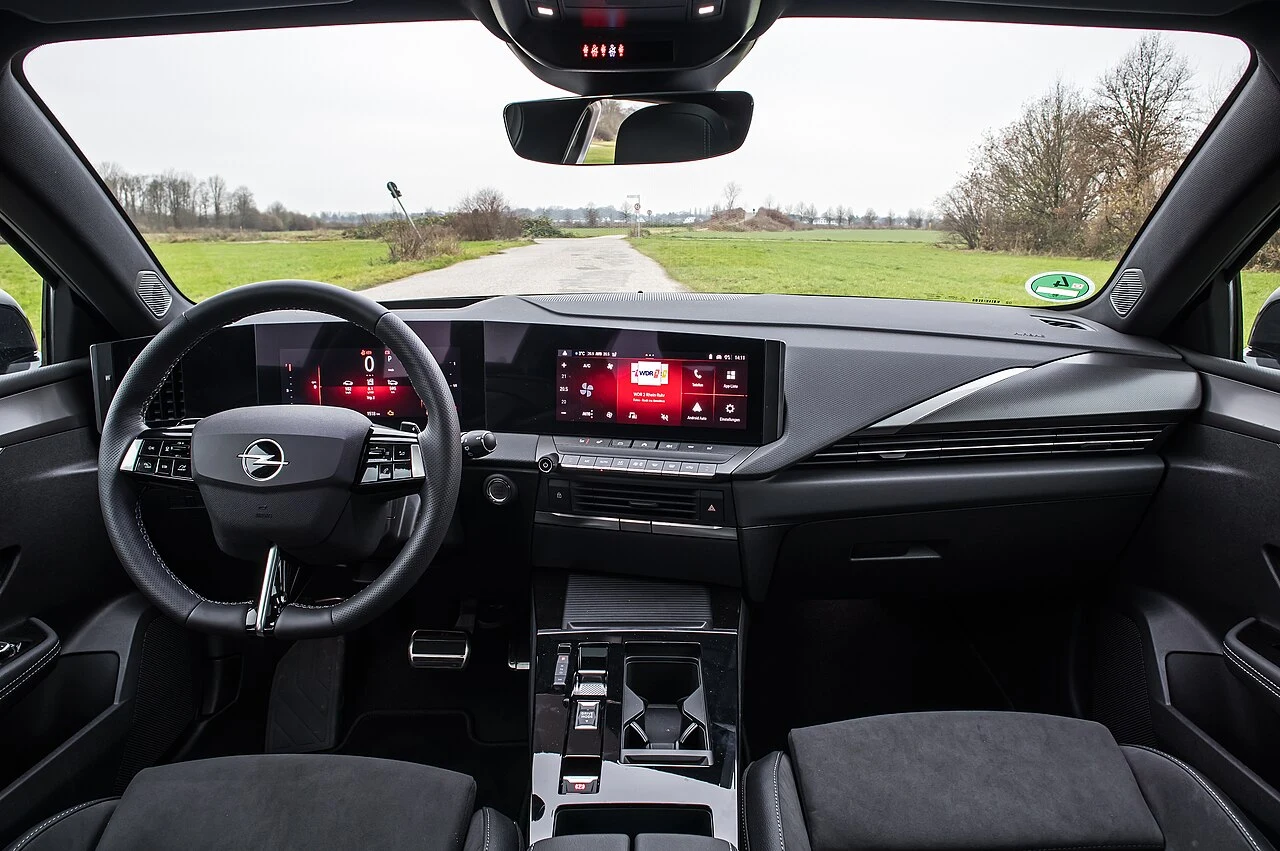 Yeni Opel Astra İç Mekan ve Kokpit Mimarisi