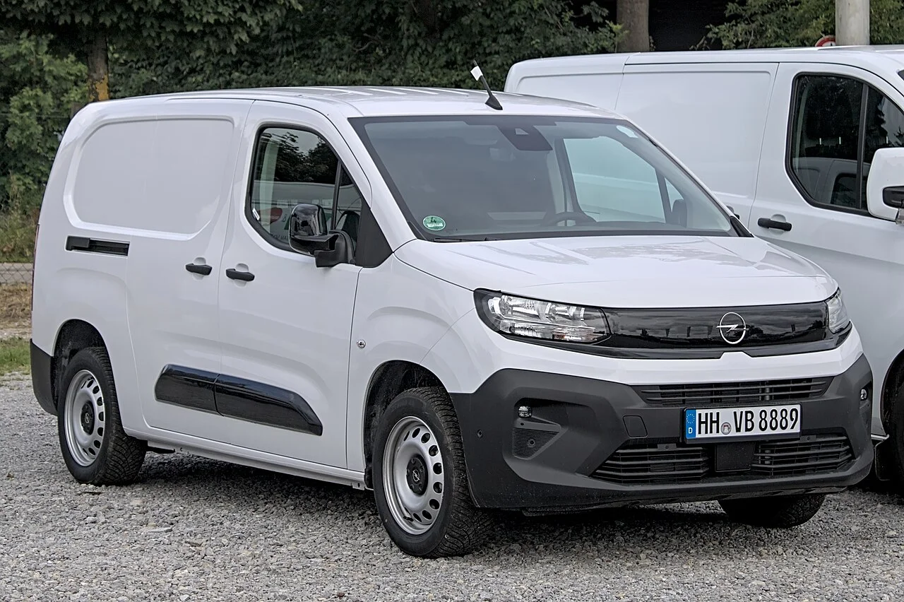 Yeni Opel Combo Life Arka Tasarım ve Bagaj Yükleme Alanı