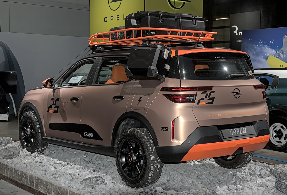 Opel Frontera Arka Tasarım ve Detay Çizgileri