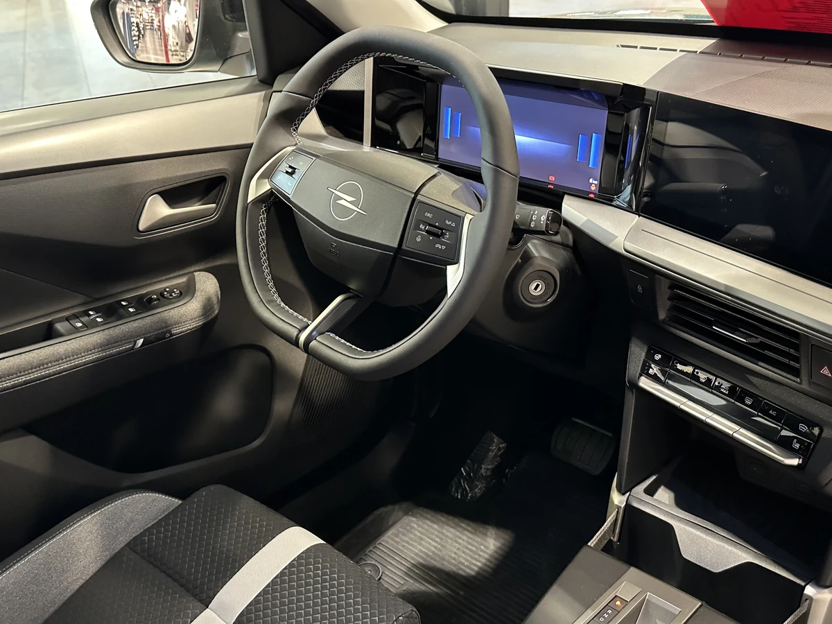 Opel Frontera İç Mekan ve Kokpit Mimarisi