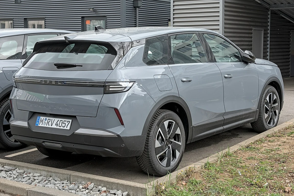 Yeni Opel Grandland Arka Tasarım ve Detay Çizgileri