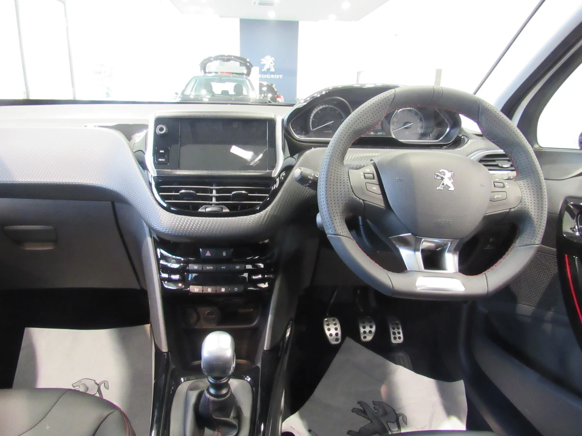 Peugeot 2008 İç Mekan ve Kokpit Tasarımı