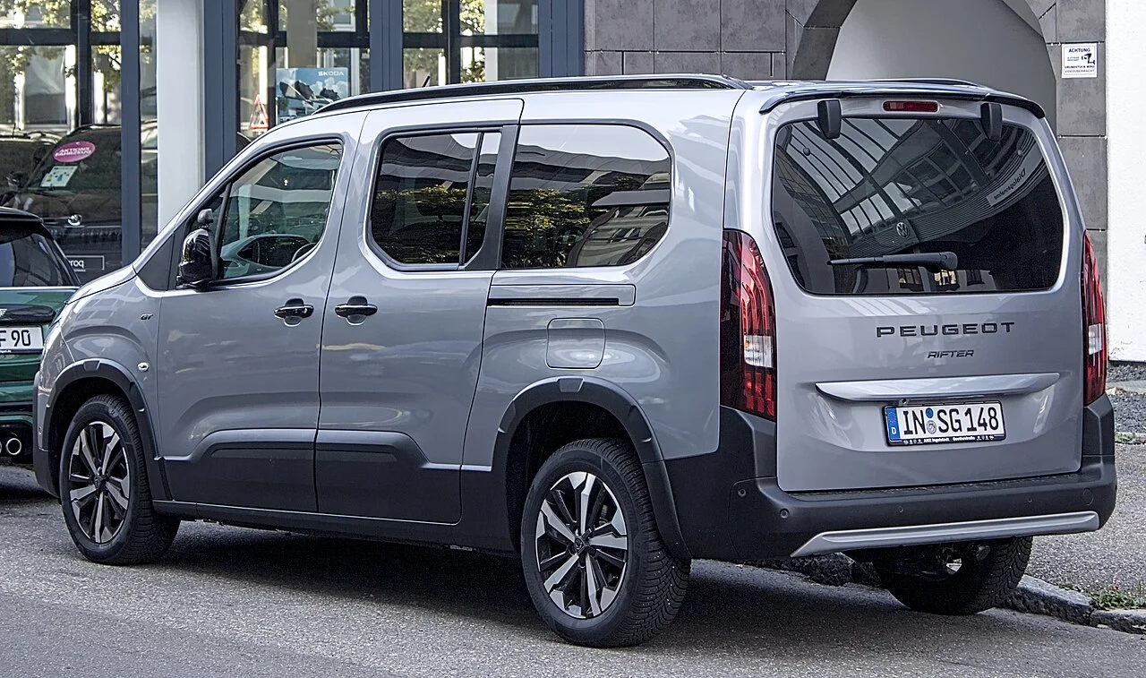 Yeni Peugeot Rifter Arka Tasarım ve Bagaj Yükleme Alanı