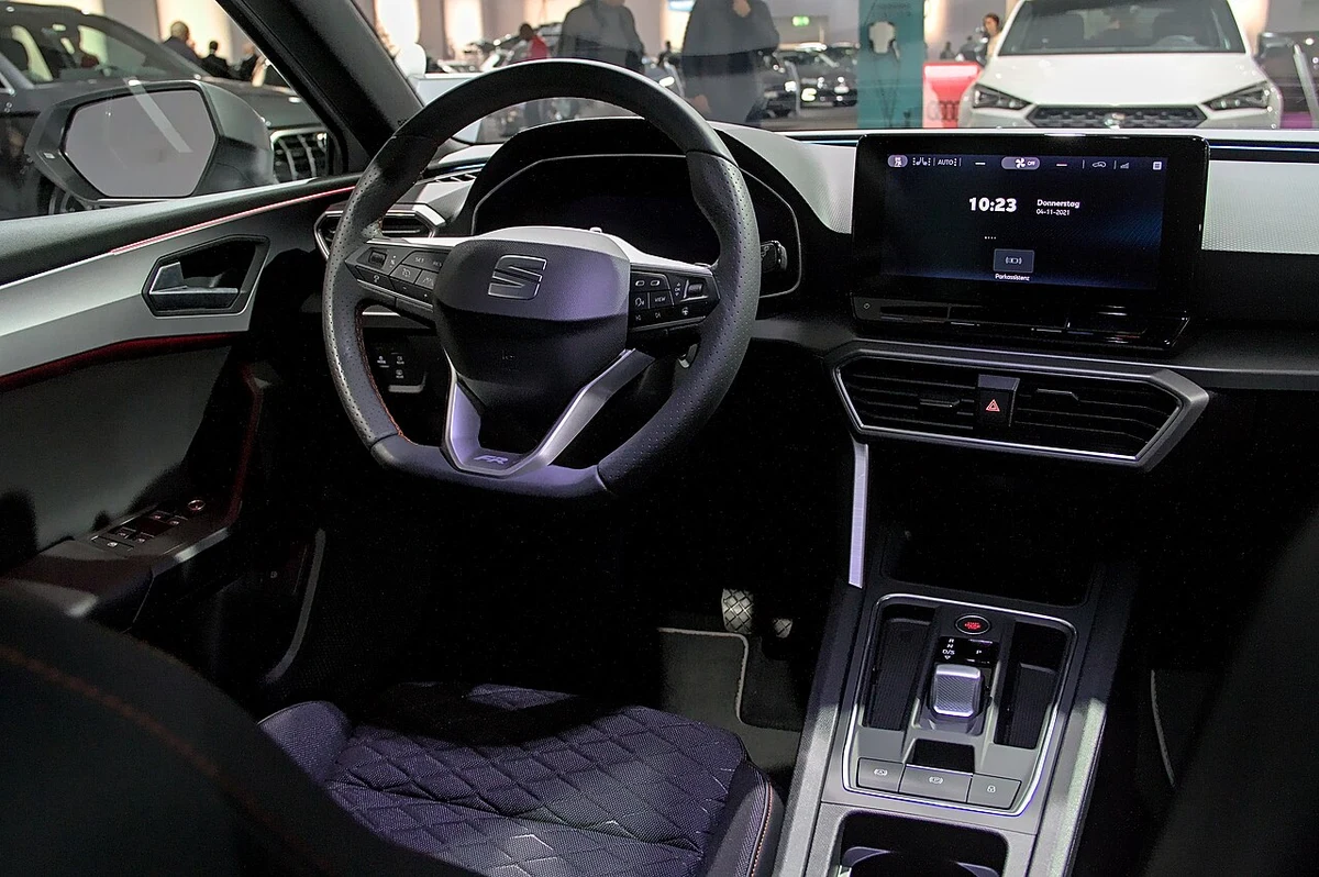SEAT Leon İç Mekan ve Kokpit Mimarisi