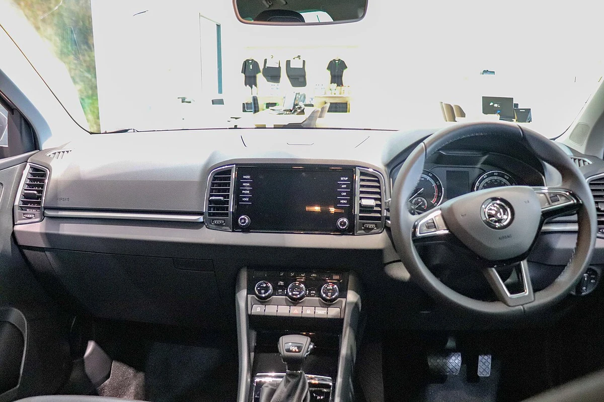 Škoda Karoq İç Mekan ve Kokpit Mimarisi