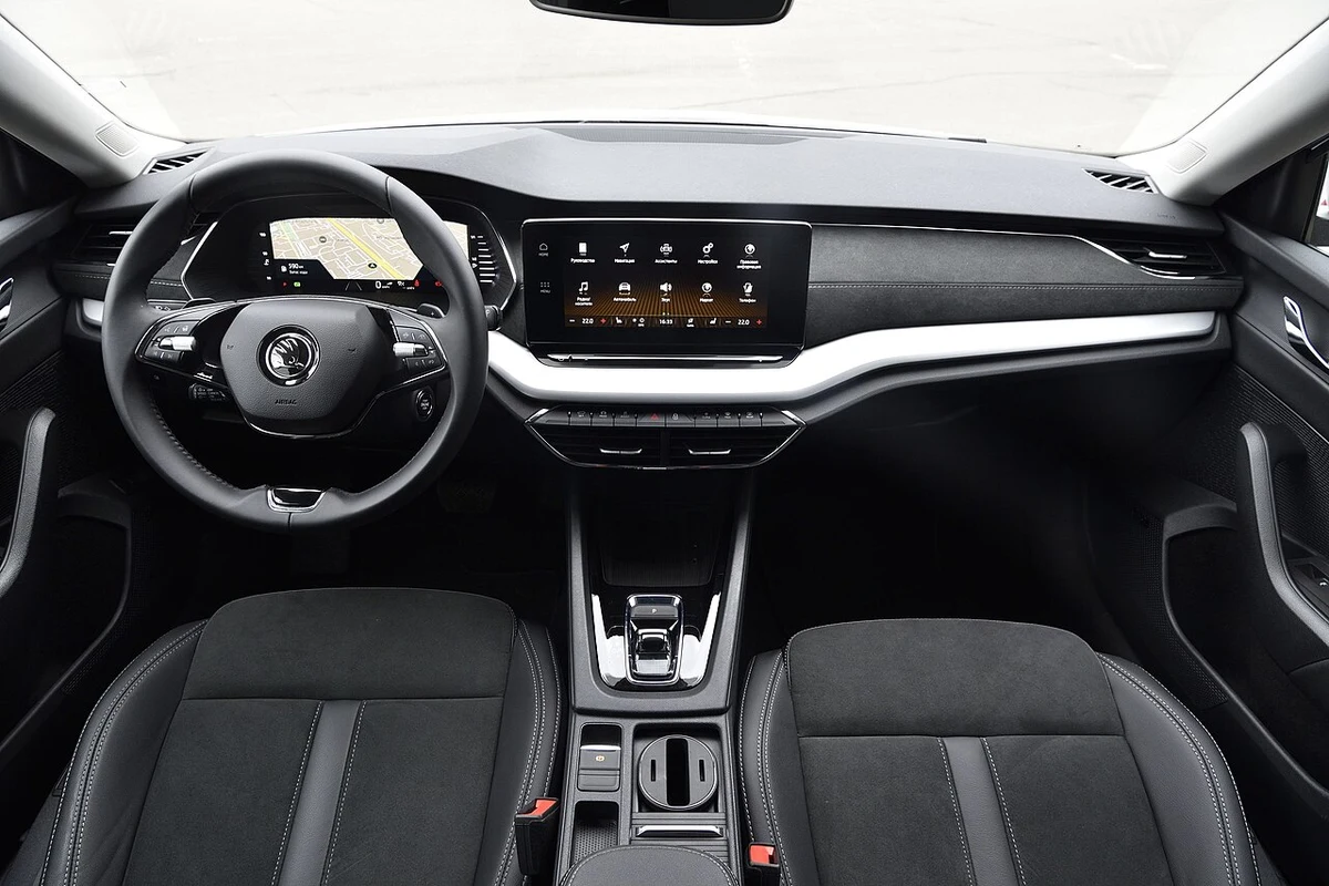 Yeni Škoda Octavia İç Mekan ve Kokpit Mimarisi