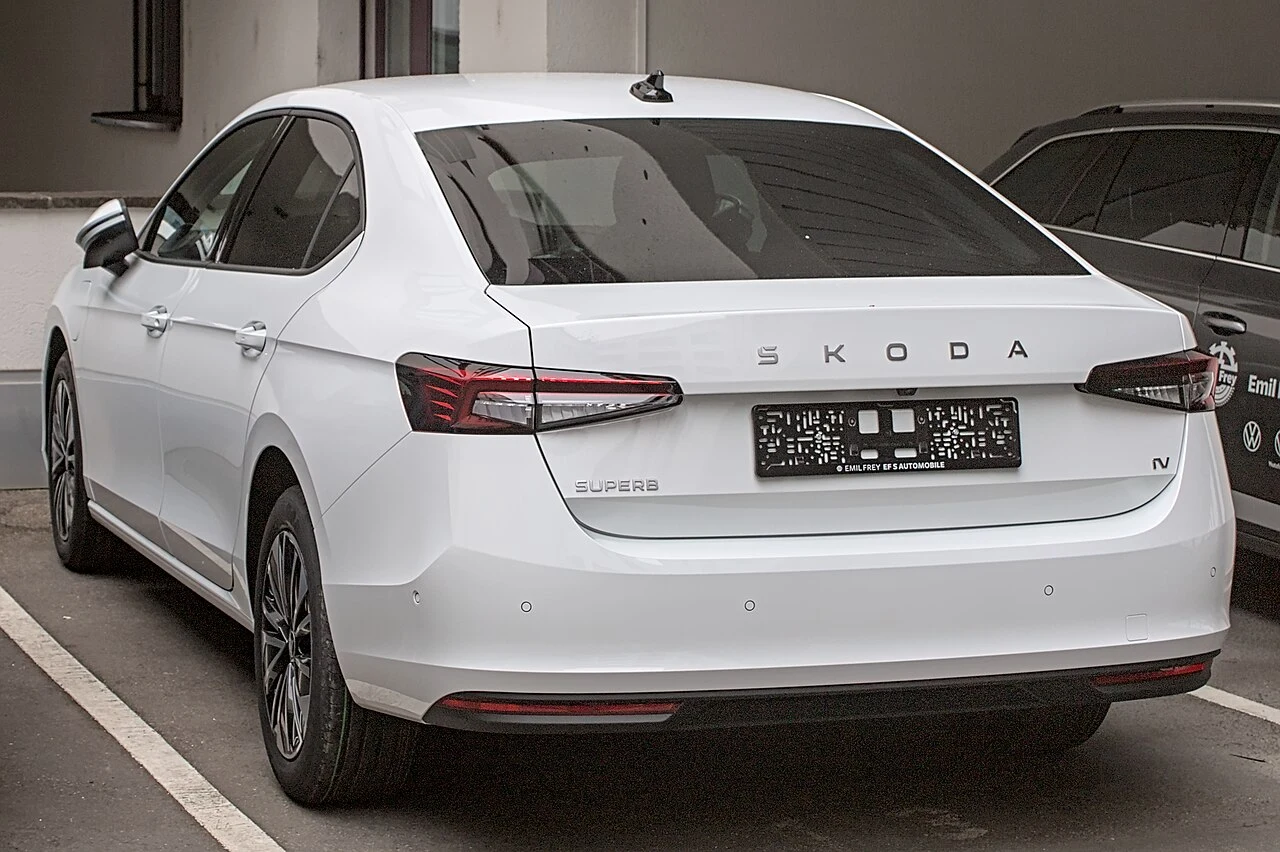 Yeni Škoda Superb Arka Tasarım ve Bagaj Detayı