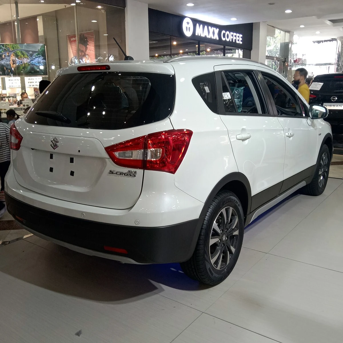 Suzuki S-Cross Hibrit Arka Tasarım ve Detay Çizgileri