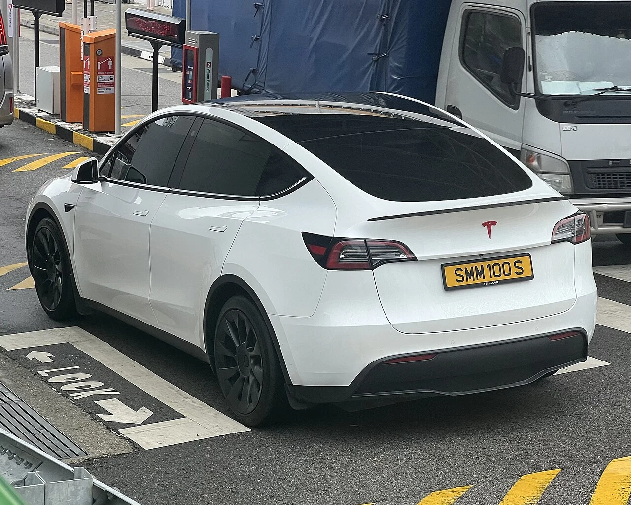 Tesla Model Y Arka Tasarım ve Bagaj Detayı