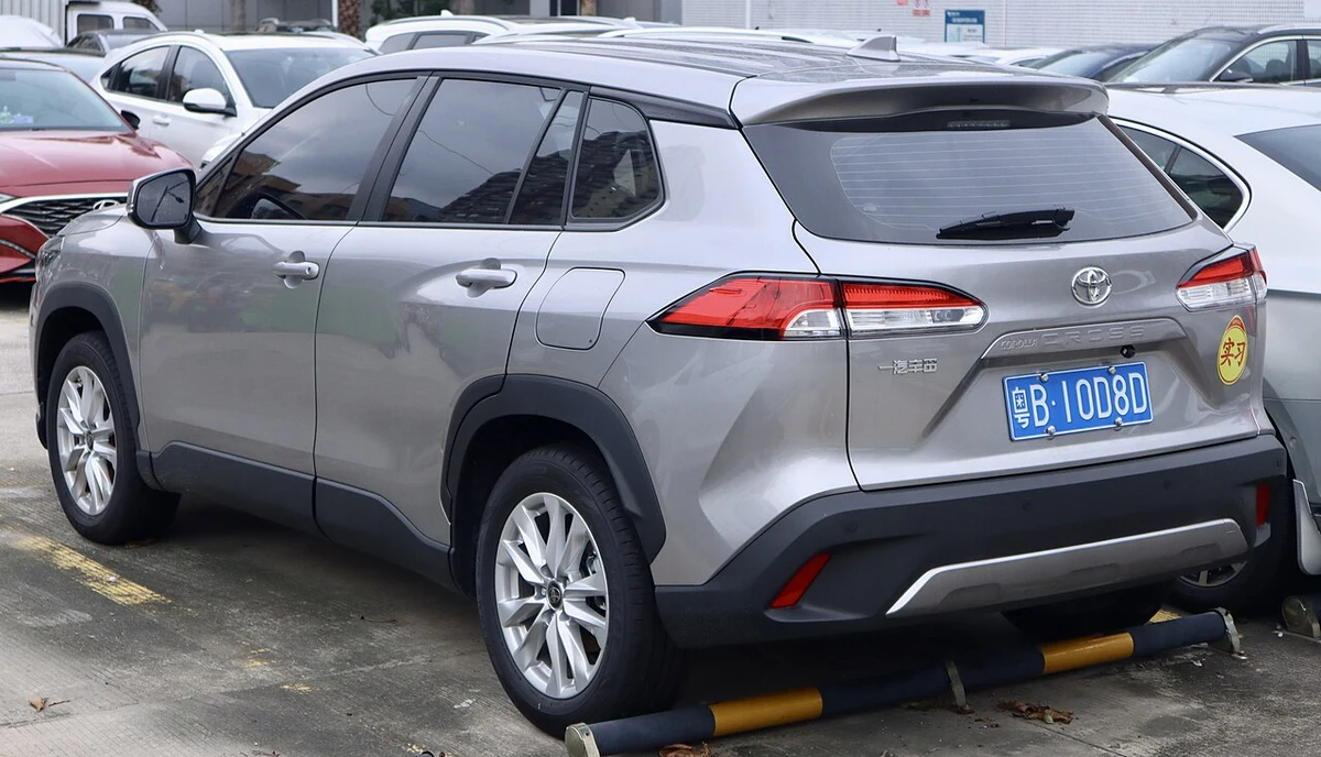 Toyota Corolla Cross Hybrid Arka Tasarım ve Detay Çizgileri