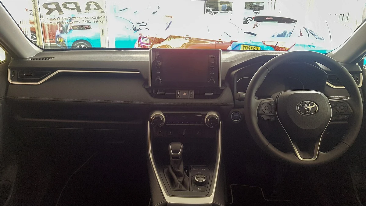 Toyota RAV4 Hybrid İç Mekan ve Kokpit Mimarisi
