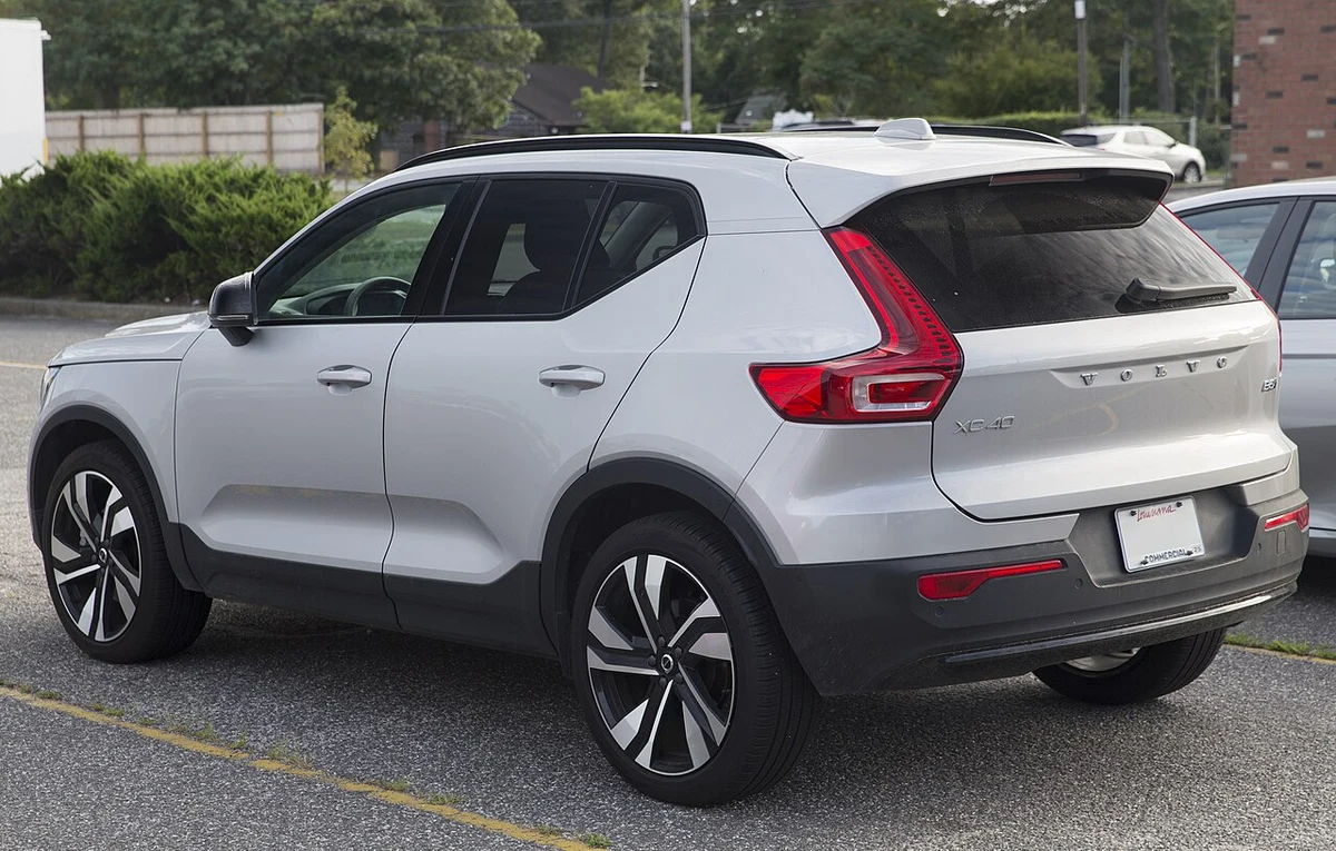 Volvo XC40 ve EX40 Arka Tasarım ve Detay Çizgileri