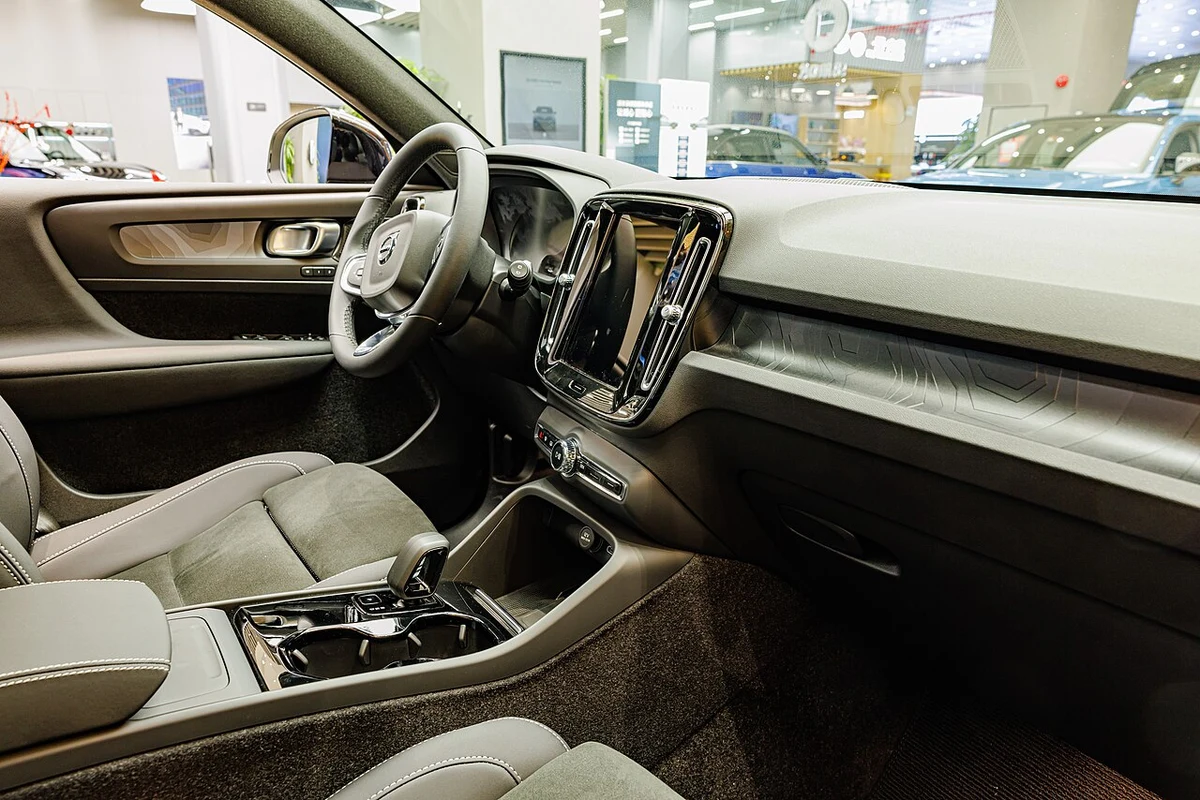 Volvo XC40 ve EX40 İç Mekan ve Kokpit Mimarisi